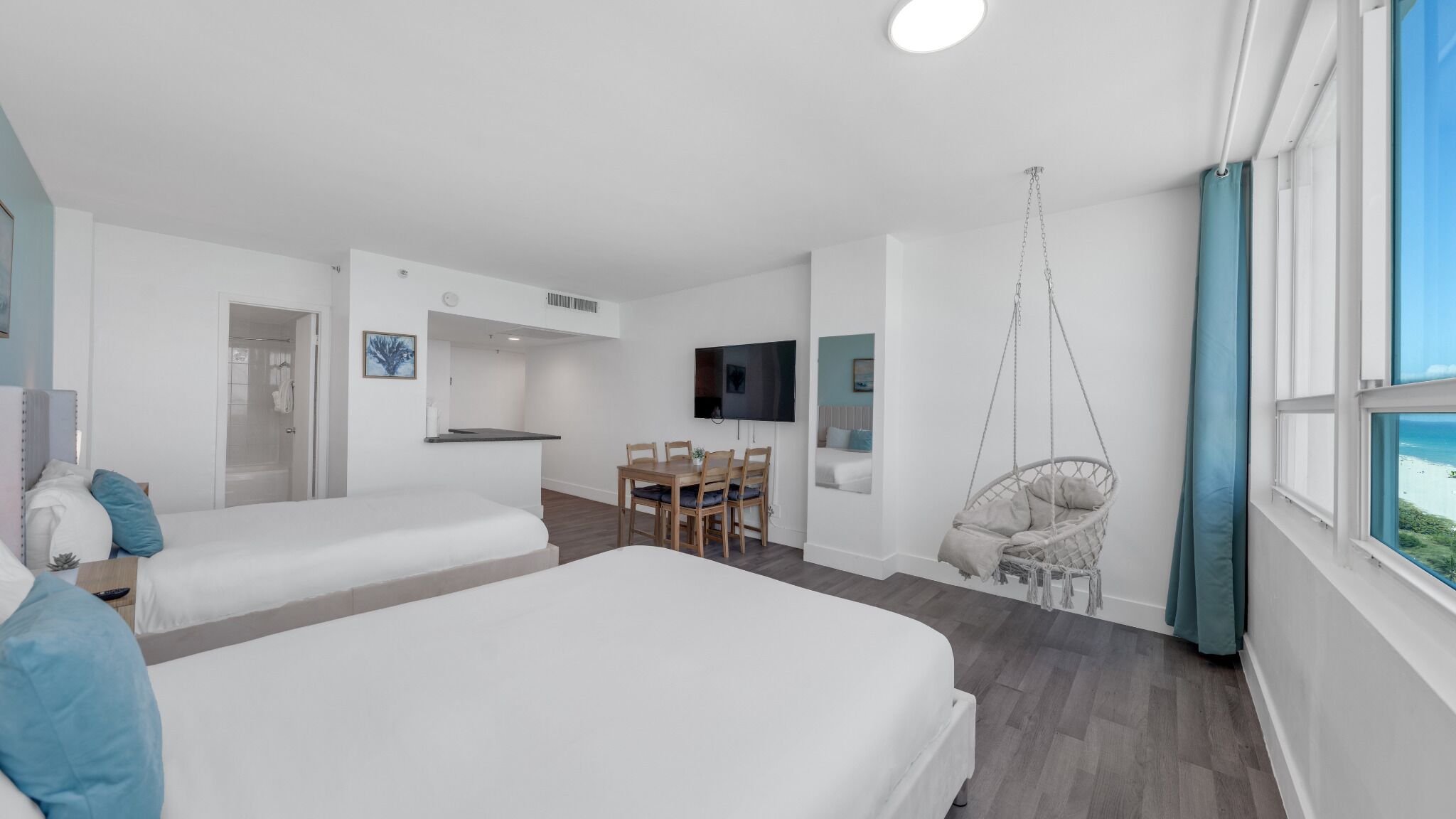 開放式客房, 2 張加大雙人床, 小廚, 海景 | 1 間睡房、獨特裝修、書桌、手提電腦工作空間