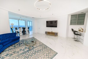 Appartement Penthouse, 3 chambres, vue sur l’océan | Aire de séjour | Téléviseur connecté de 50 cm avec télévision par câble, Netflix