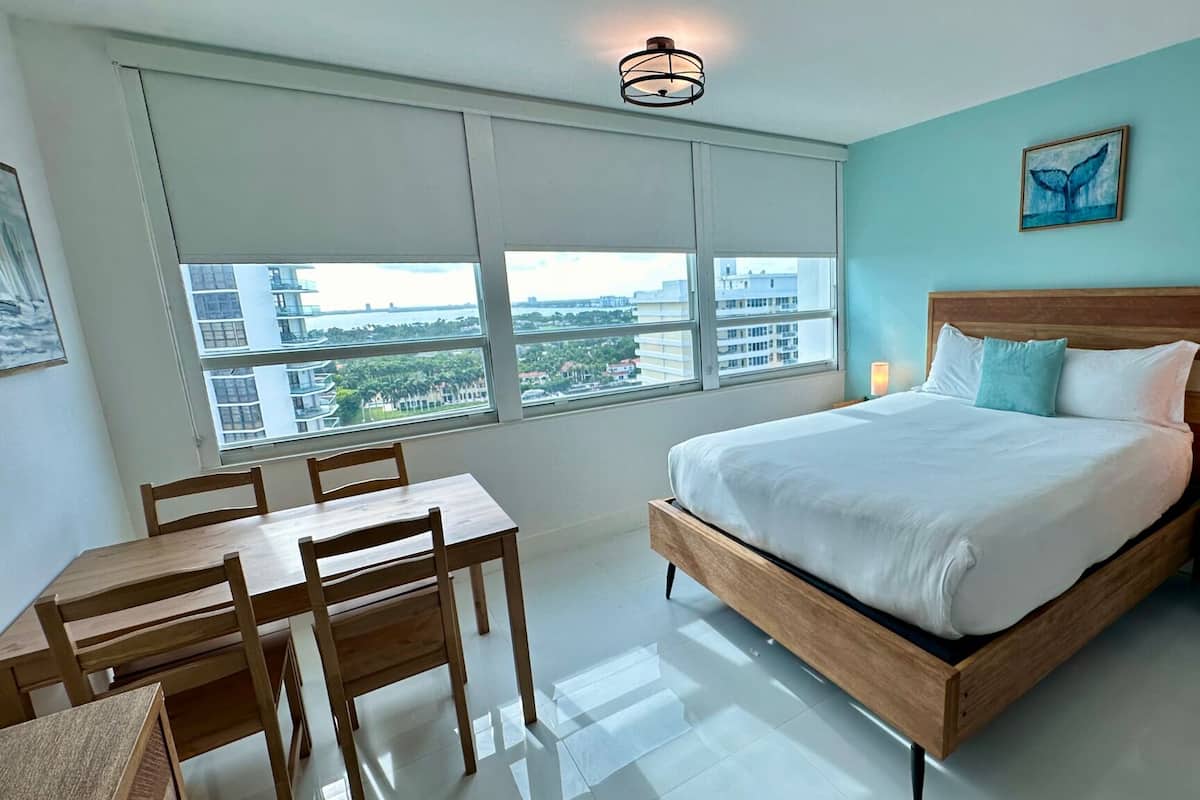 Comfort-studiolejlighed - 2 queensize-senge - adgang til pool - udsigt til bugt | 1 soveværelse, individuel indretning, skrivebord