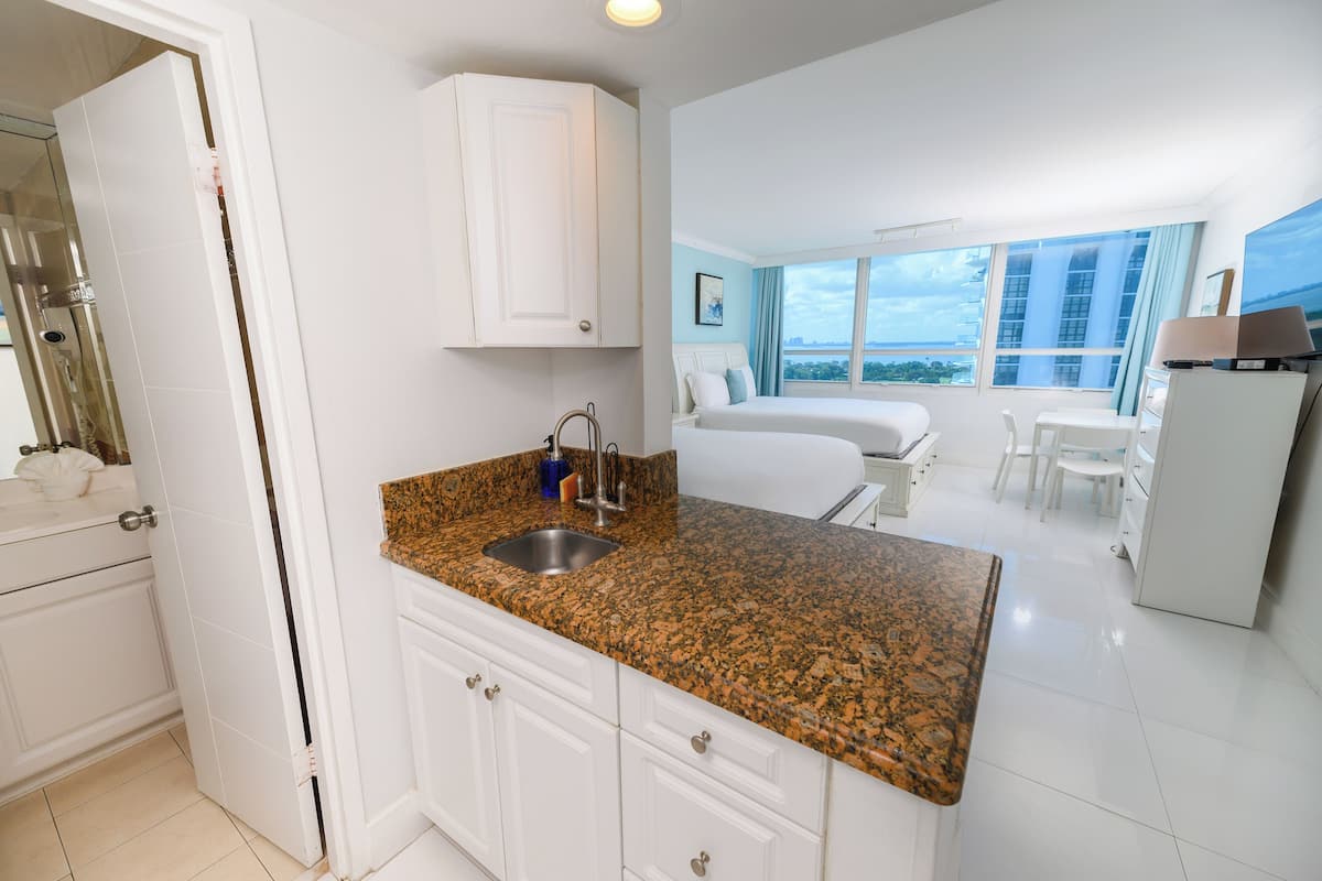 開放式客房, 2 張加大雙人床, 海灣景 | 1 間睡房、獨特裝修、書桌、手提電腦工作空間