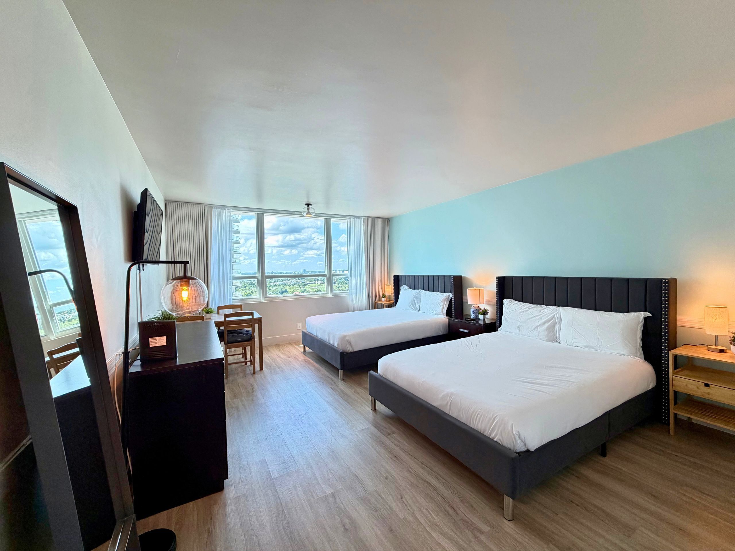 基础开间, 2 张大床, 使用泳池, 海湾景观 | 客房景观