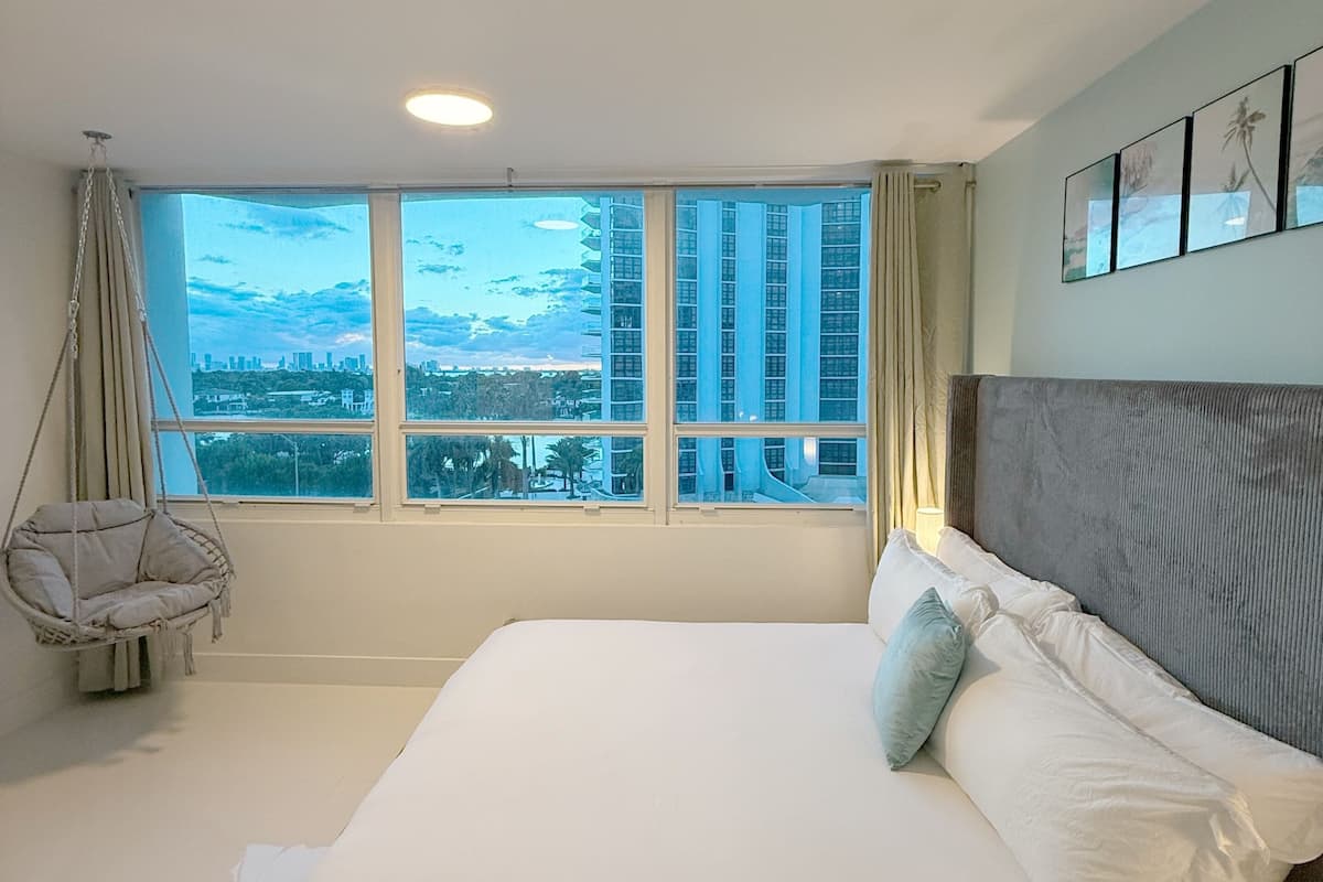 Comfort Studio, 1 King Bed with Sofa bed, Bay View