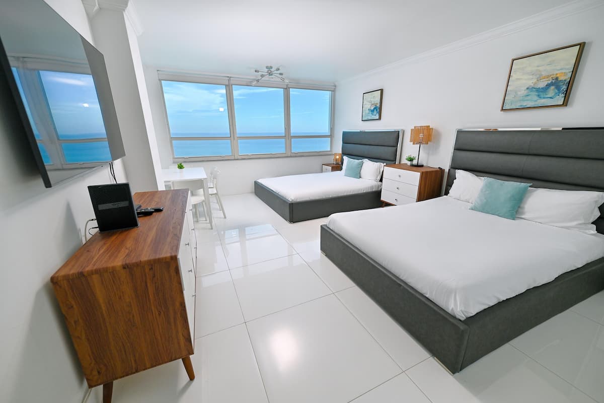 Comfort-studiolejlighed - 2 queensize-senge - havudsigt - ved stranden | 1 soveværelse, individuel indretning, skrivebord