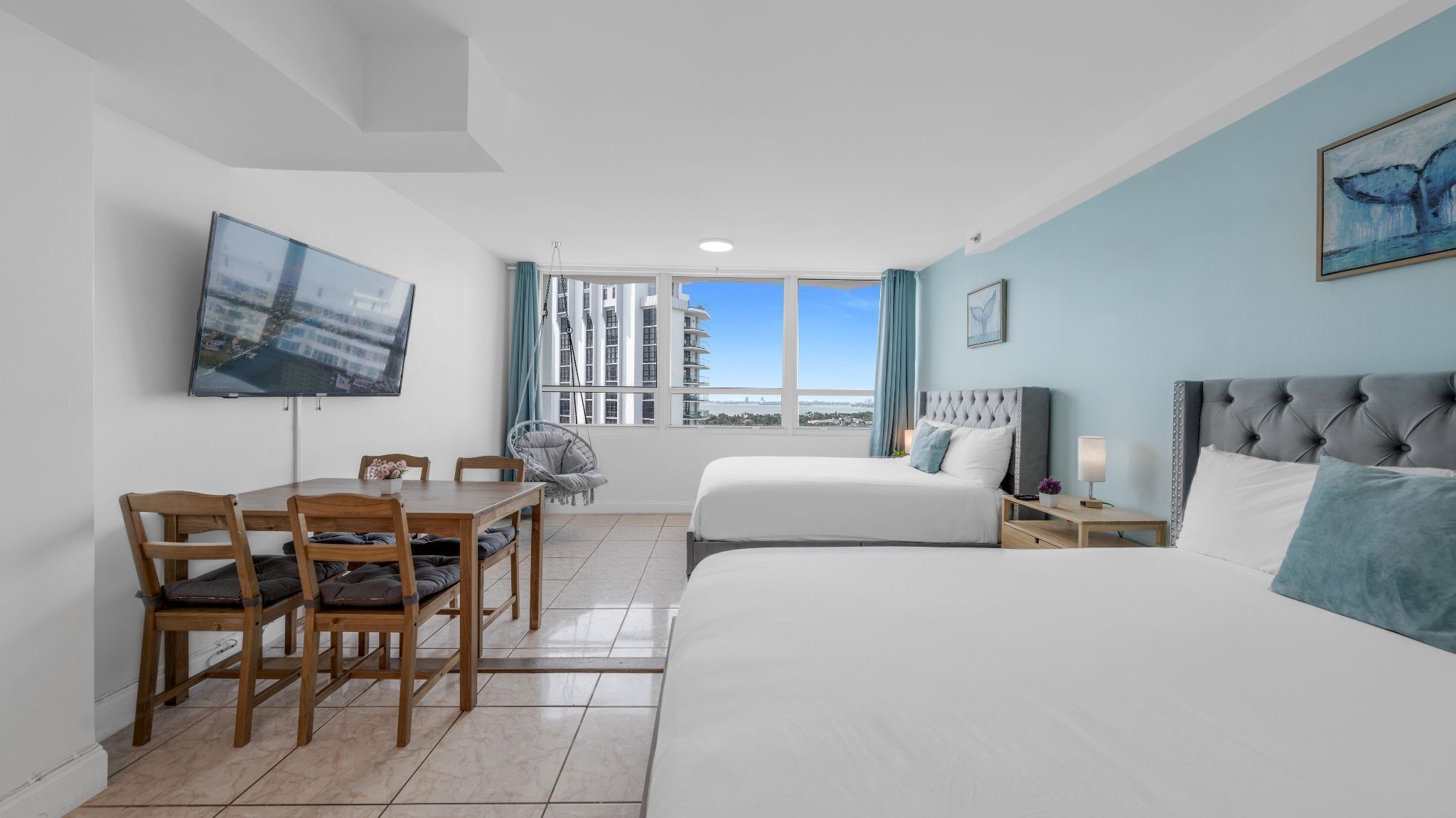 标准开间, 使用泳池, 海湾景观 | 1 多间卧室、特色家居、办公桌、笔记本电脑工作区