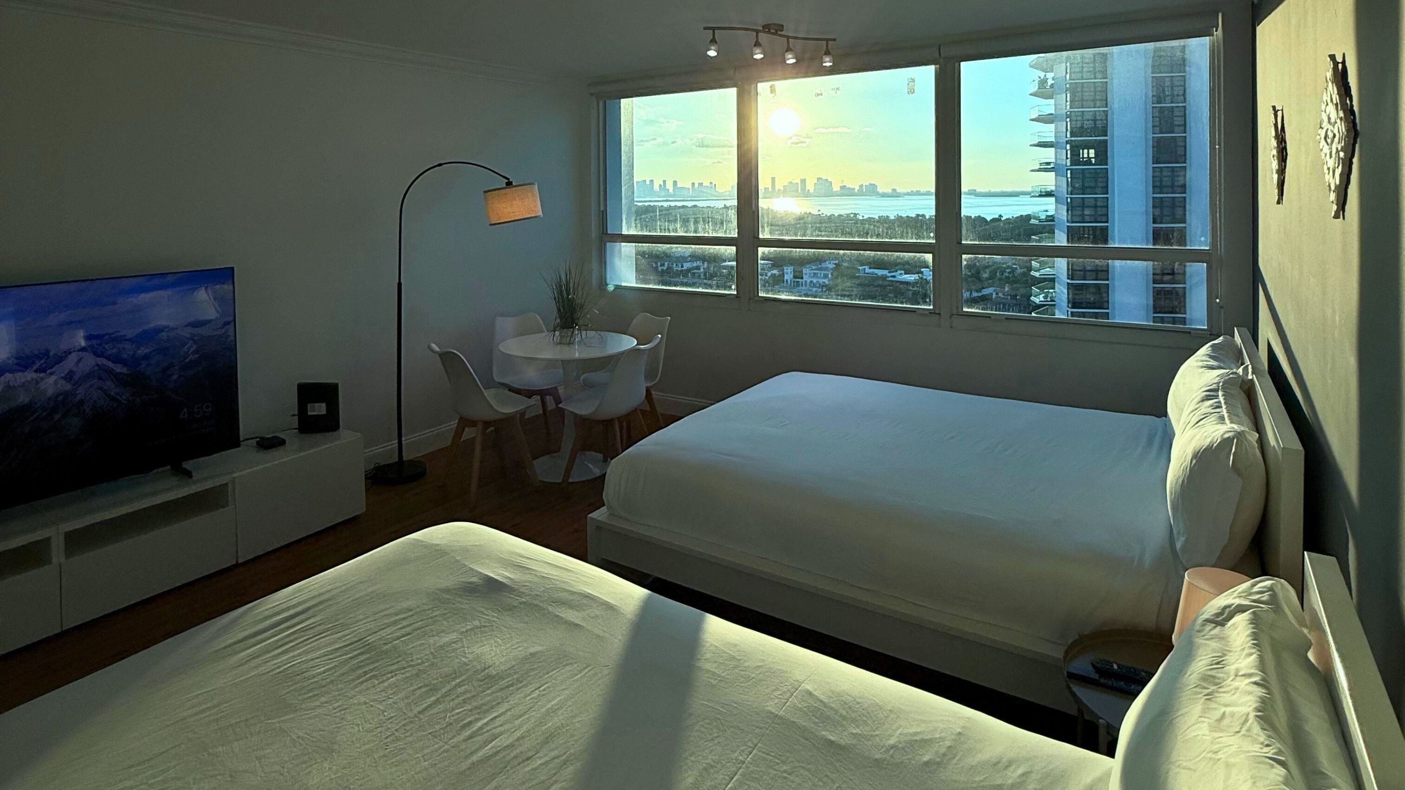 Estudio, 2 camas de matrimonio, vistas a la bahía | 1 dormitorio, mobiliario individual, escritorio