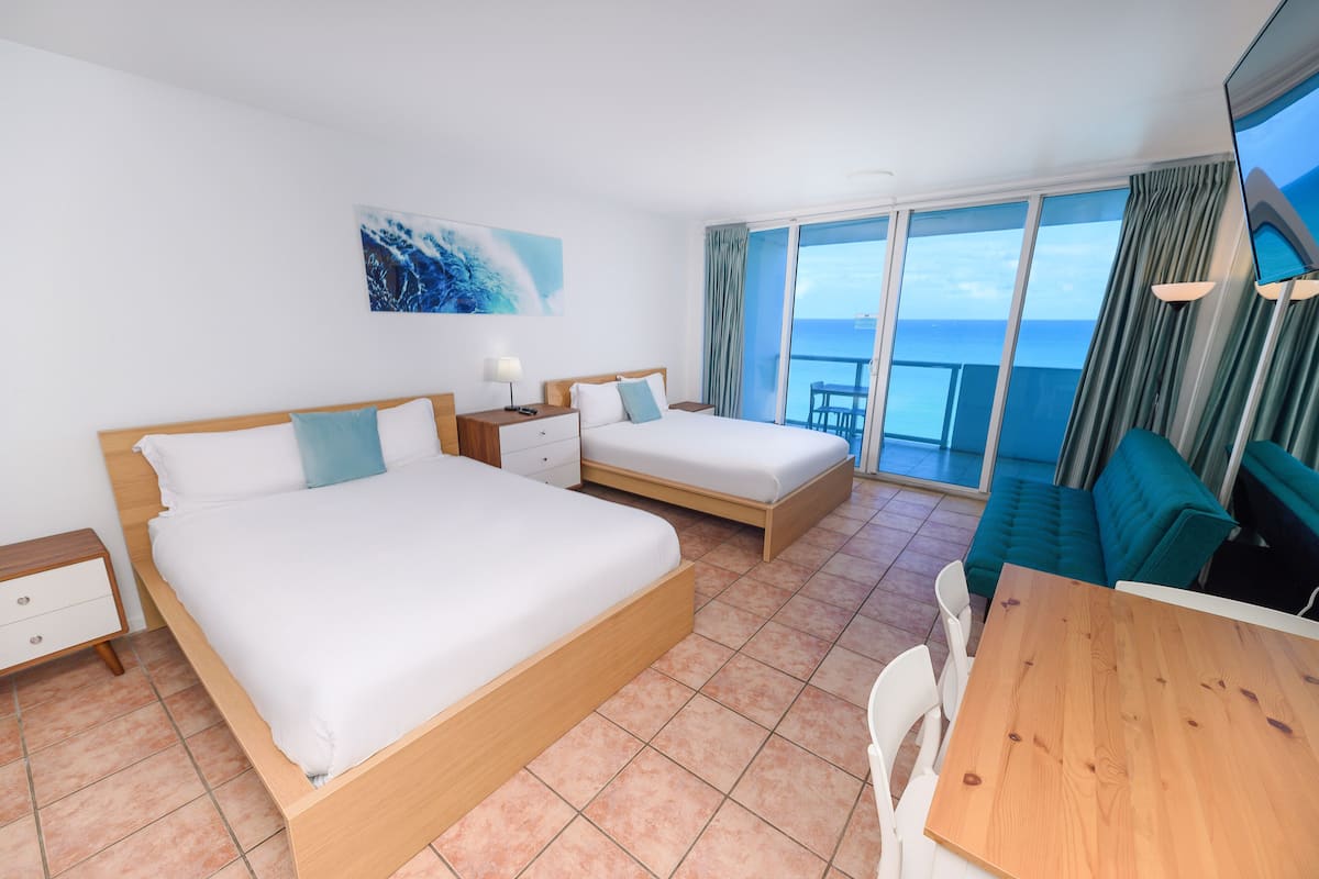 Estudio básico, balcón, vistas al mar | 1 dormitorio, mobiliario individual, escritorio