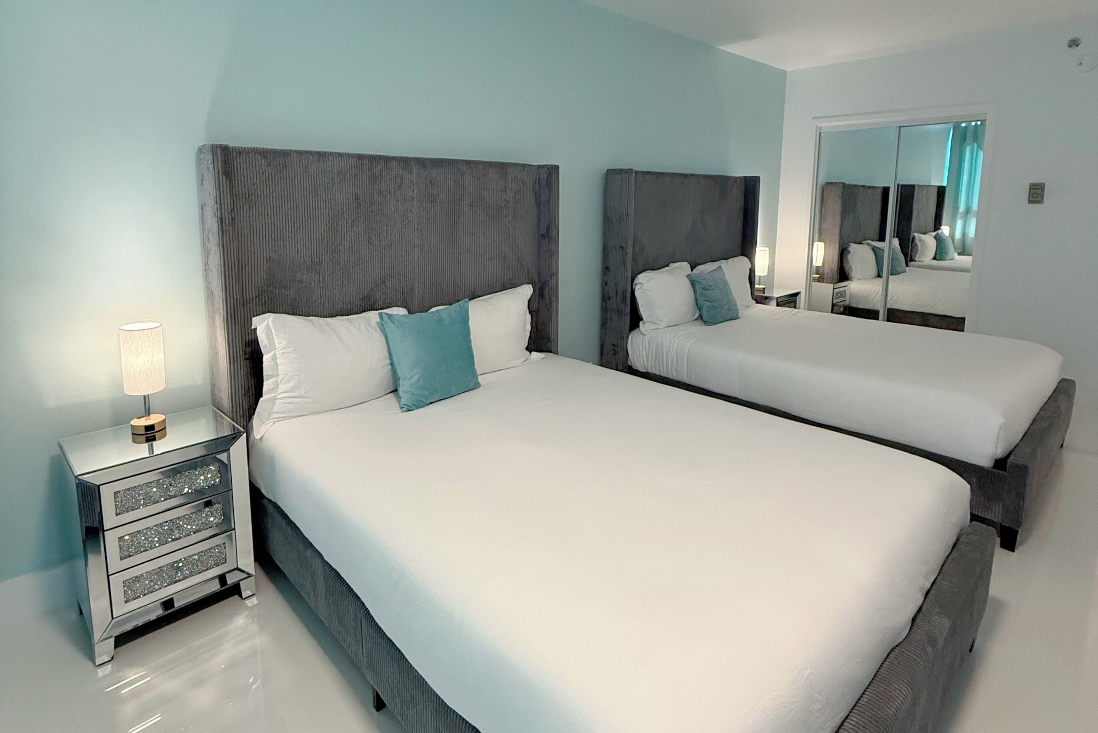 Estudio, 2 camas de matrimonio, vistas a la bahía | 1 dormitorio, mobiliario individual, escritorio