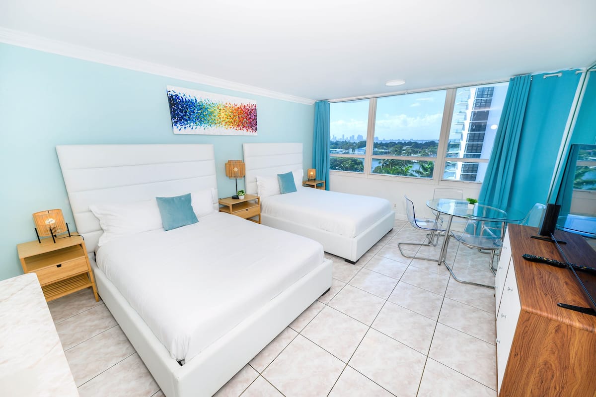 Studiolejlighed - 2 queensize-senge - udsigt til bugt | 1 soveværelse, individuel indretning, skrivebord