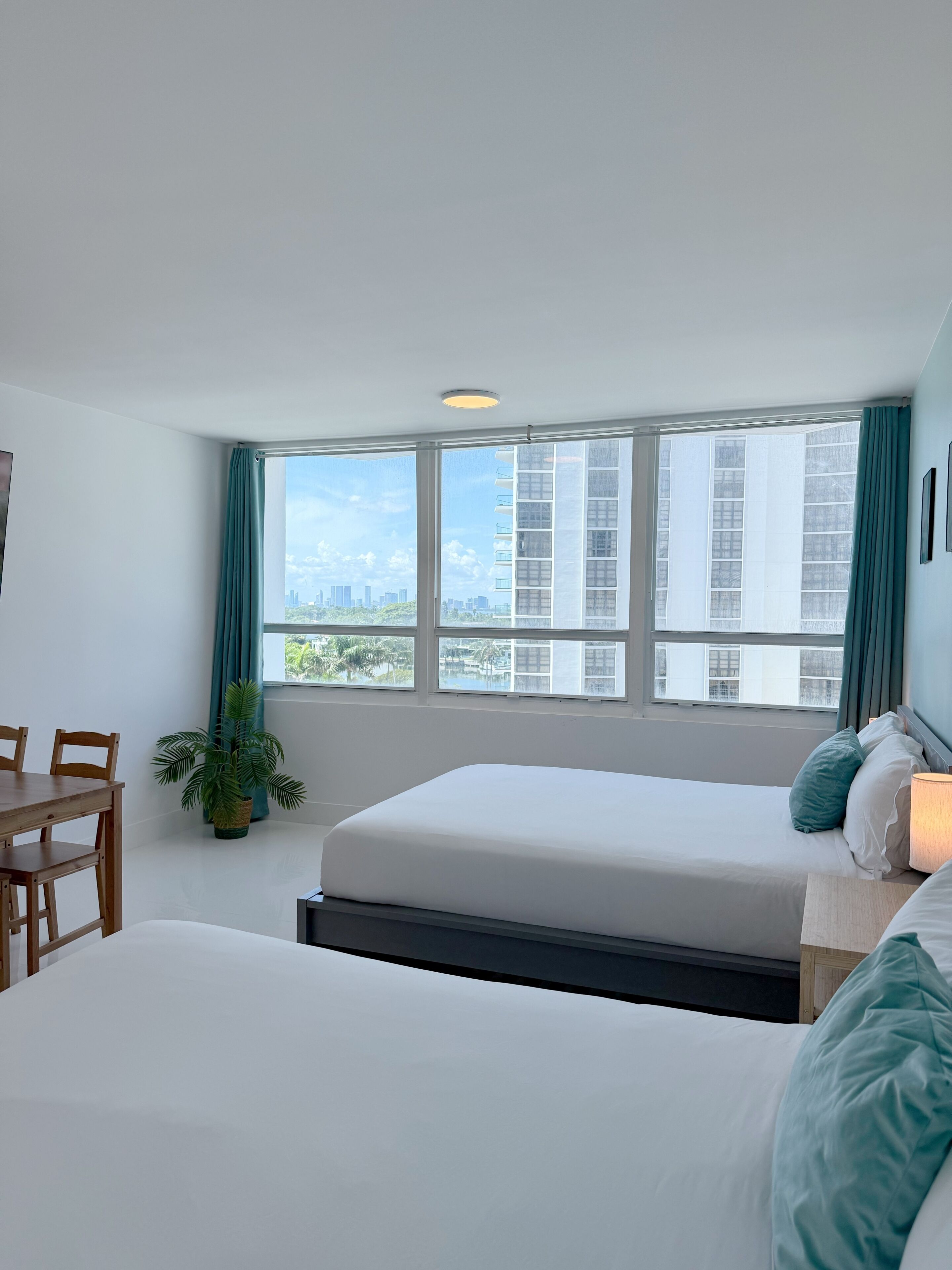 Estudio, 2 camas de matrimonio, vistas a la bahía | 1 dormitorio, mobiliario individual, escritorio