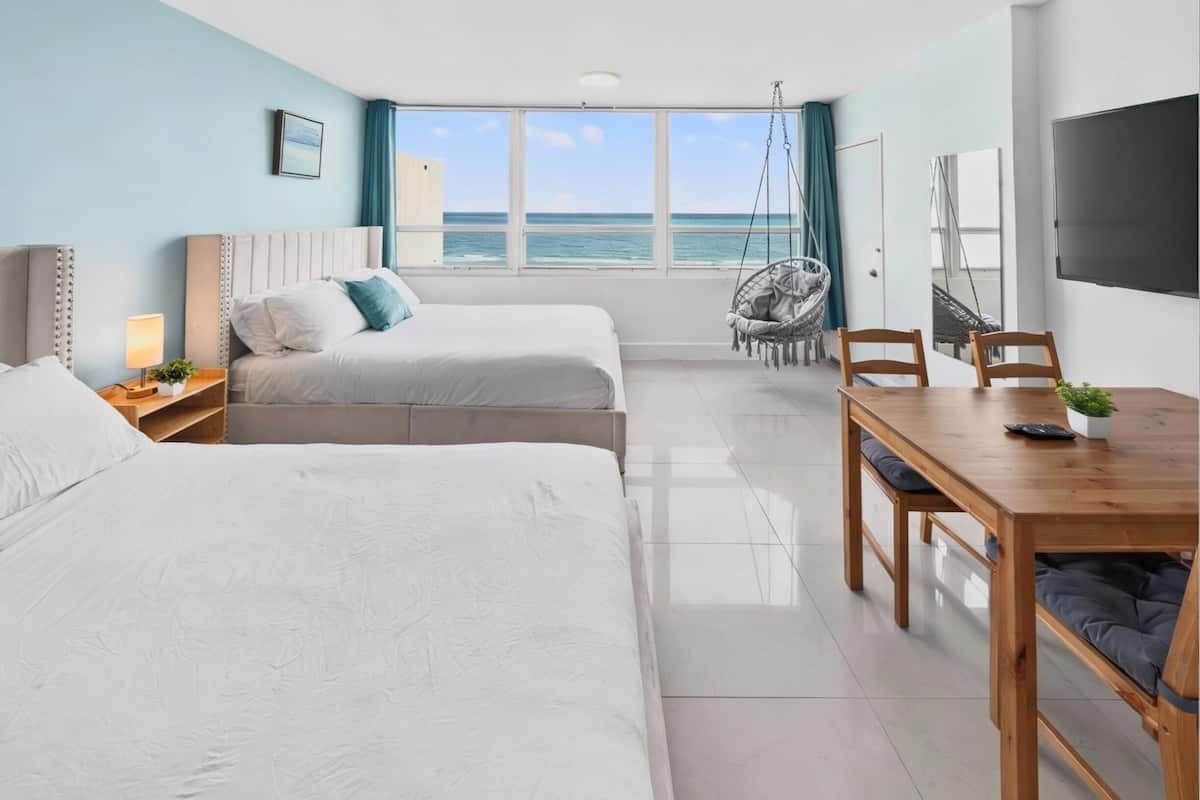 Studio, 2 Queen Beds, Pool Access, Partial Sea View