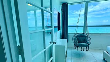 Studio, 1 Bedroom, Pool Access, Ocean View | 1 bilik tidur, dilengkapkan perabot secara berasingan, meja