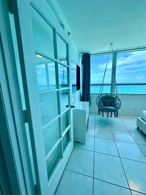 1 bedroom, individually furnished, desk, laptop workspace - SeaStays Apartments (Miami Beach)