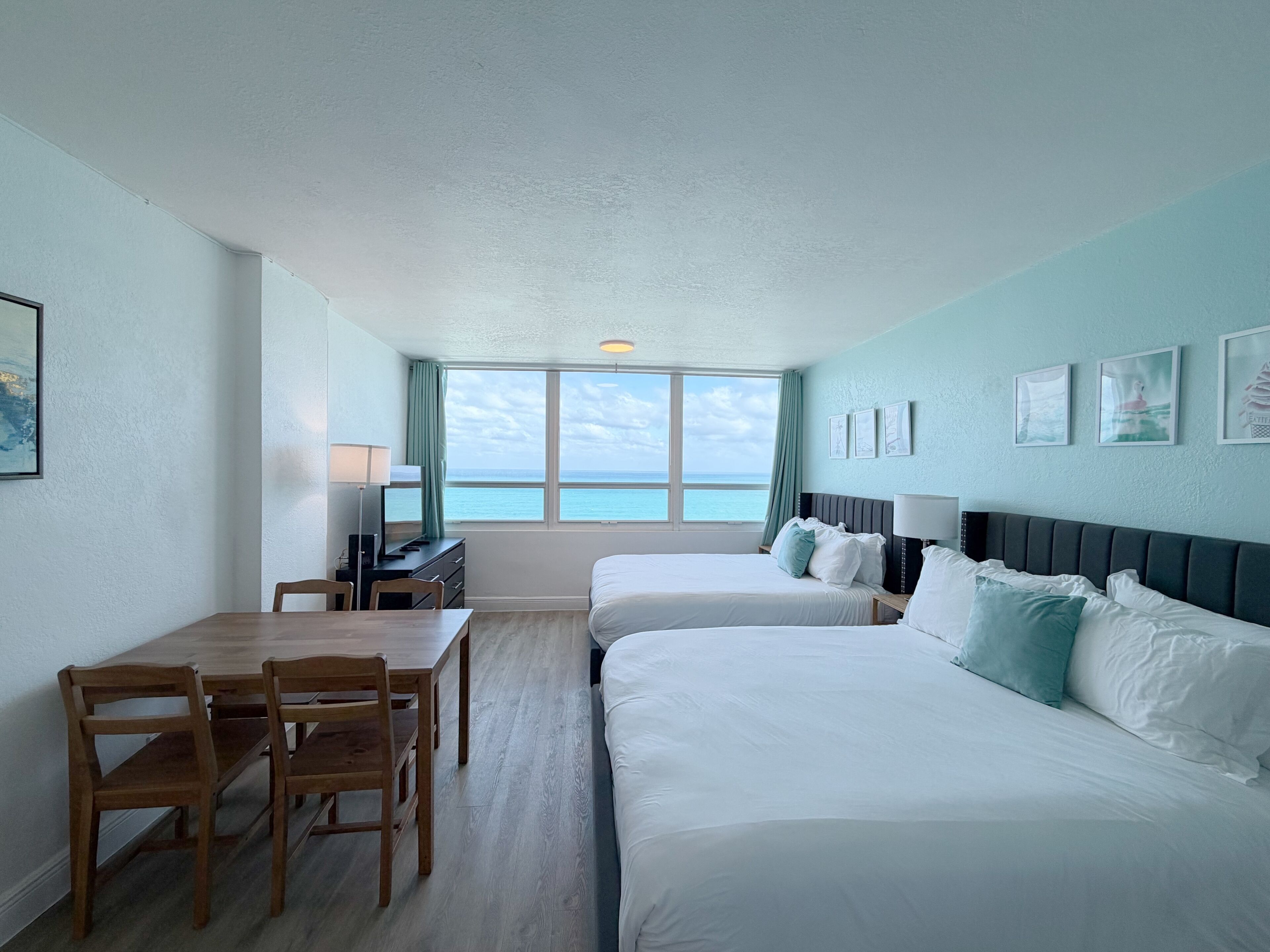 Estudio, 2 camas de matrimonio, cocina básica, vistas al mar | 1 dormitorio, mobiliario individual, escritorio