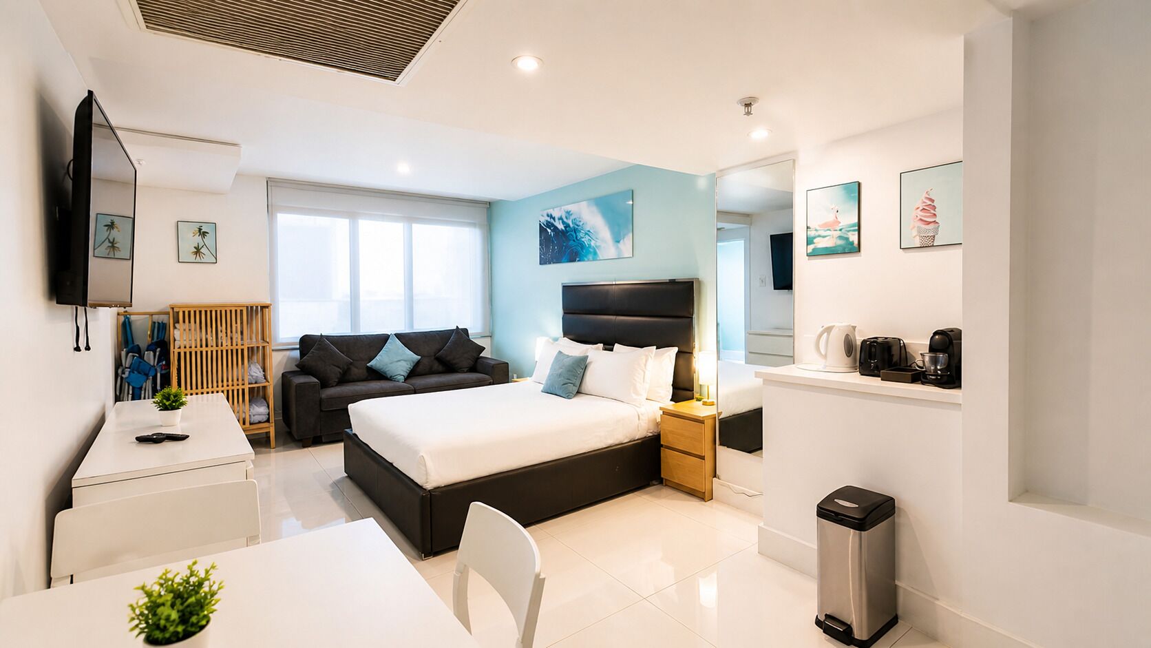 Studio, 1 Queen Bed with Sofa bed, Partial Ocean View | Individually decorated, individually furnished, laptop workspace