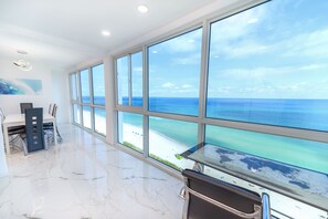 Penthouse - 3 sovrum - havsutsikt | Vardagsrum | 50-centimeters smart-tv med kabelkanaler, Netflix och streamingtjänster
