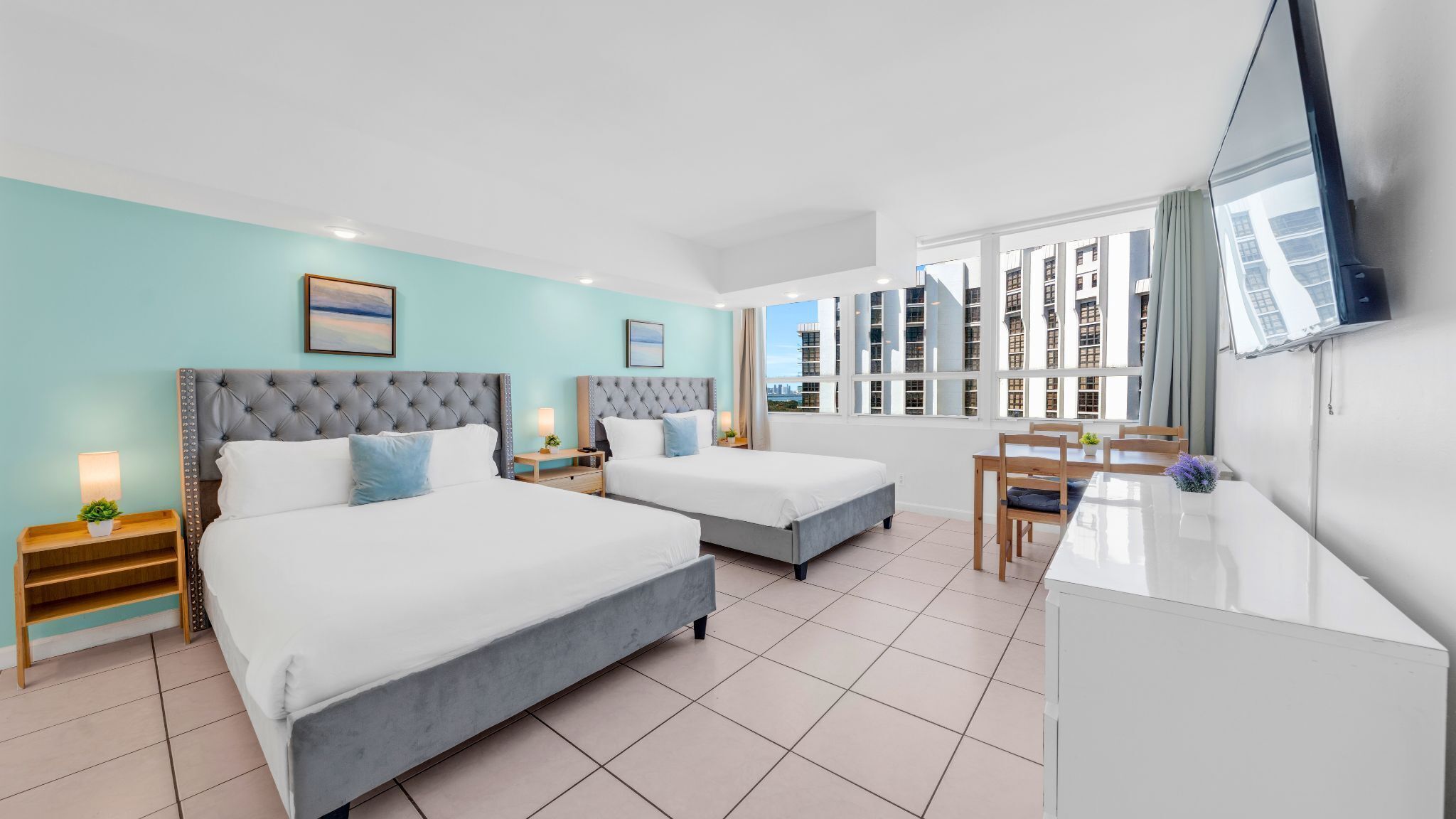 开间, 2 张大床, 使用泳池, 海湾景观 | 1 多间卧室、特色家居、办公桌、笔记本电脑工作区