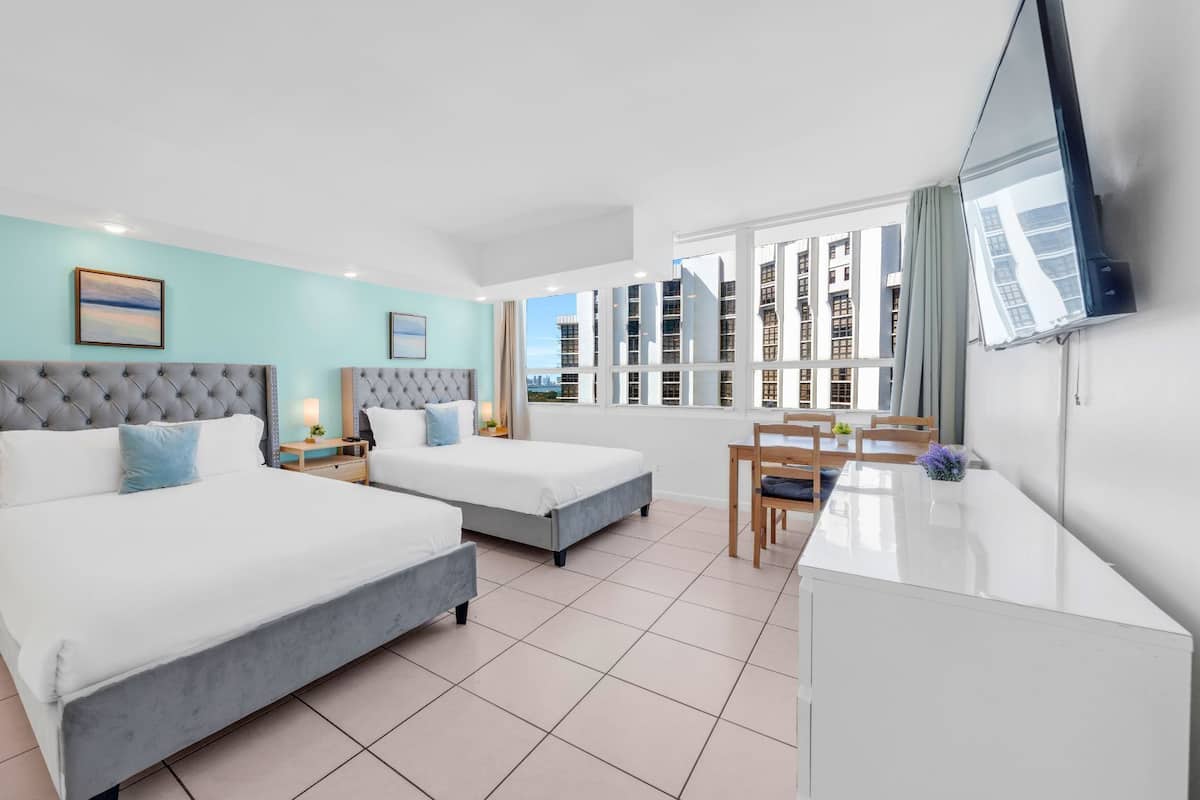 Studio, 2 Queen Beds, Pool Access, Bay View