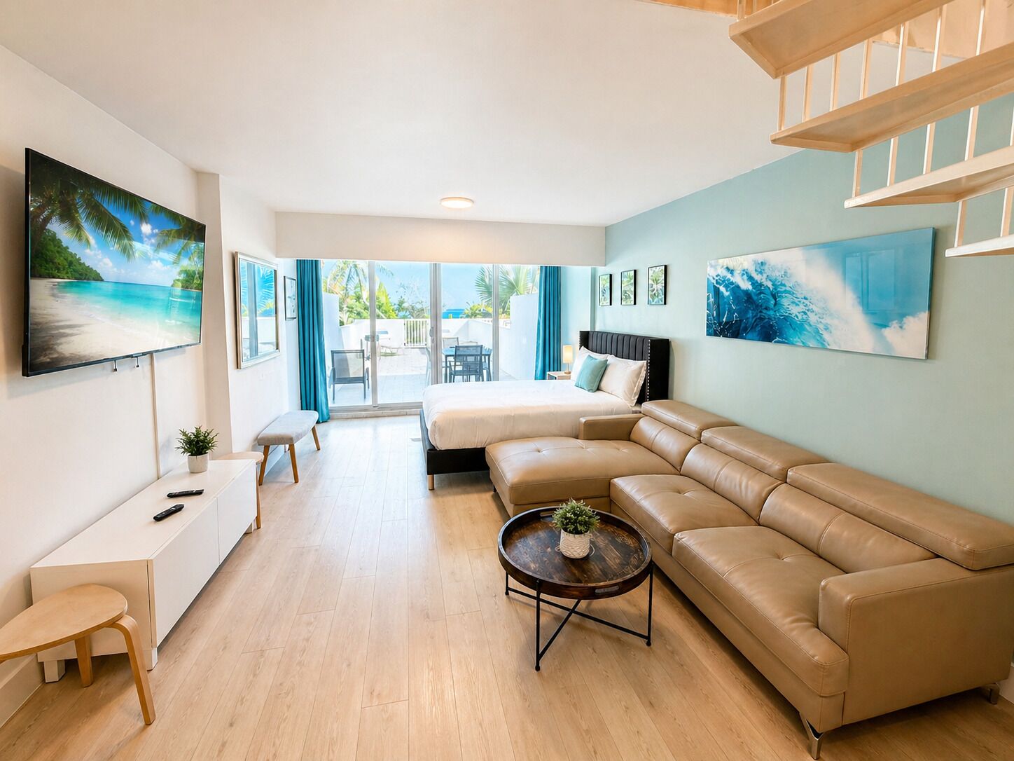 Una habitación de hotel moderna con cama, sofá, televisión y un balcón con vistas.