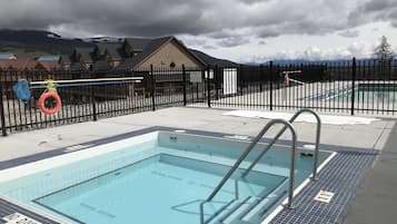 Piscine extérieure, piscine chauffée