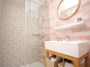 Badekar, hårføner og håndklær