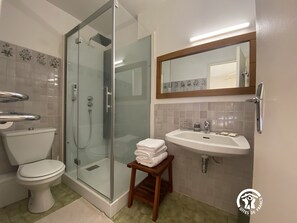 Bathtub, hair dryer, towels