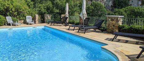 Alberca al aire libre y alberca climatizada