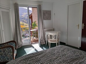 4 slaapkamers, een bureau, een strijkplank/strijkijzer, gratis wifi