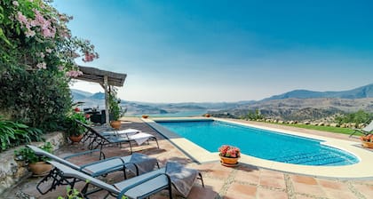 Villa with breathtaking views over Lake Zahara