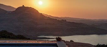 Villa with breathtaking views over Lake Zahara