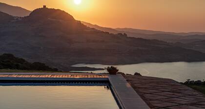 Villa with breathtaking views over Lake Zahara