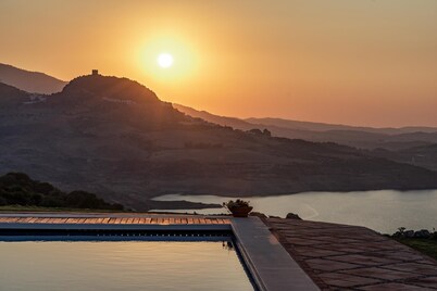 Villa with breathtaking views over Lake Zahara