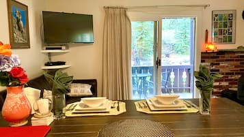 Televisión, reproductor de DVD y libros