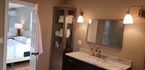 Shower, hair dryer, towels, soap - Stylish Home close to Kalahari, Camelback, Water parks, casino! (Clifton)