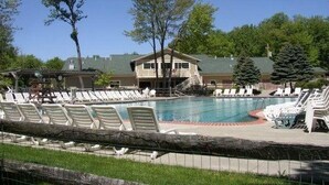 Pool - Stylish Home close to Kalahari, Camelback, Water parks, casino! (Clifton)