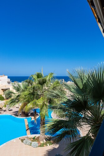 5m walk to sandy beach, restaurants & shops!