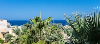 5m walk to sandy beach, restaurants & shops!