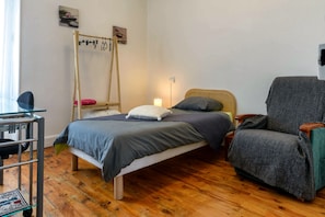 3 habitaciones, escritorio y tabla de planchar con plancha