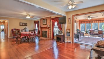 Smart TV, Netflix, Hulu, streaming services