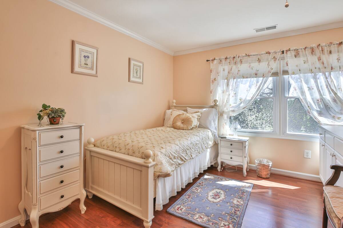 Single Room | Egyptian cotton sheets, premium bedding, down comforters