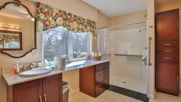 Signature Double Room | Bathroom | Towels