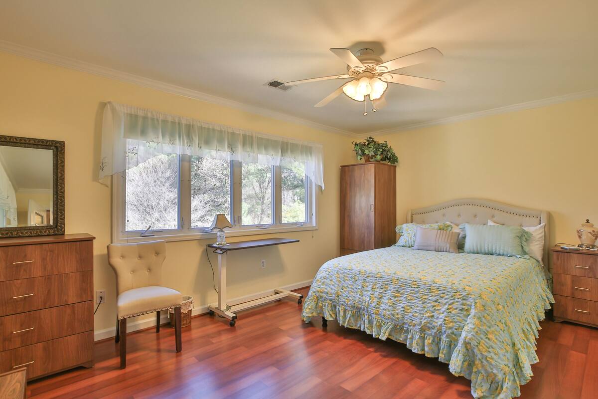 Deluxe Room, 1 Queen Bed, Accessible, Courtyard View | Egyptian cotton sheets, premium bedding, down comforters