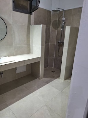Dusche, Haartrockner, Handtücher, Seife
