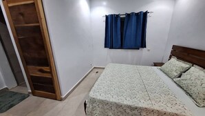 4 habitaciones, tabla de planchar con plancha, wifi y ropa de cama 