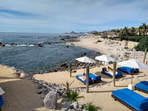 På stranden, solsenger og strandhåndklær