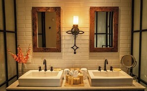 Badkar, hårtork, handdukar och tvål