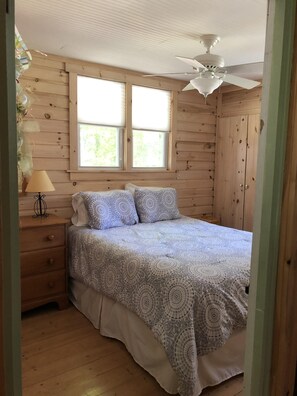 3 bedrooms, desk, iron/ironing board, travel cot