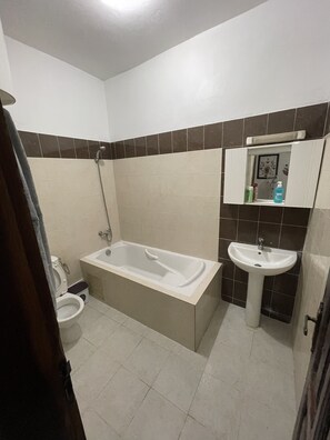 Bathtub, towels - Cosy freedom apartment 6 extension (Dakar)