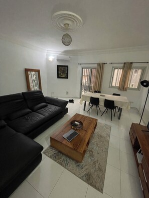 TV - Cosy freedom apartment 6 extension (Dakar)