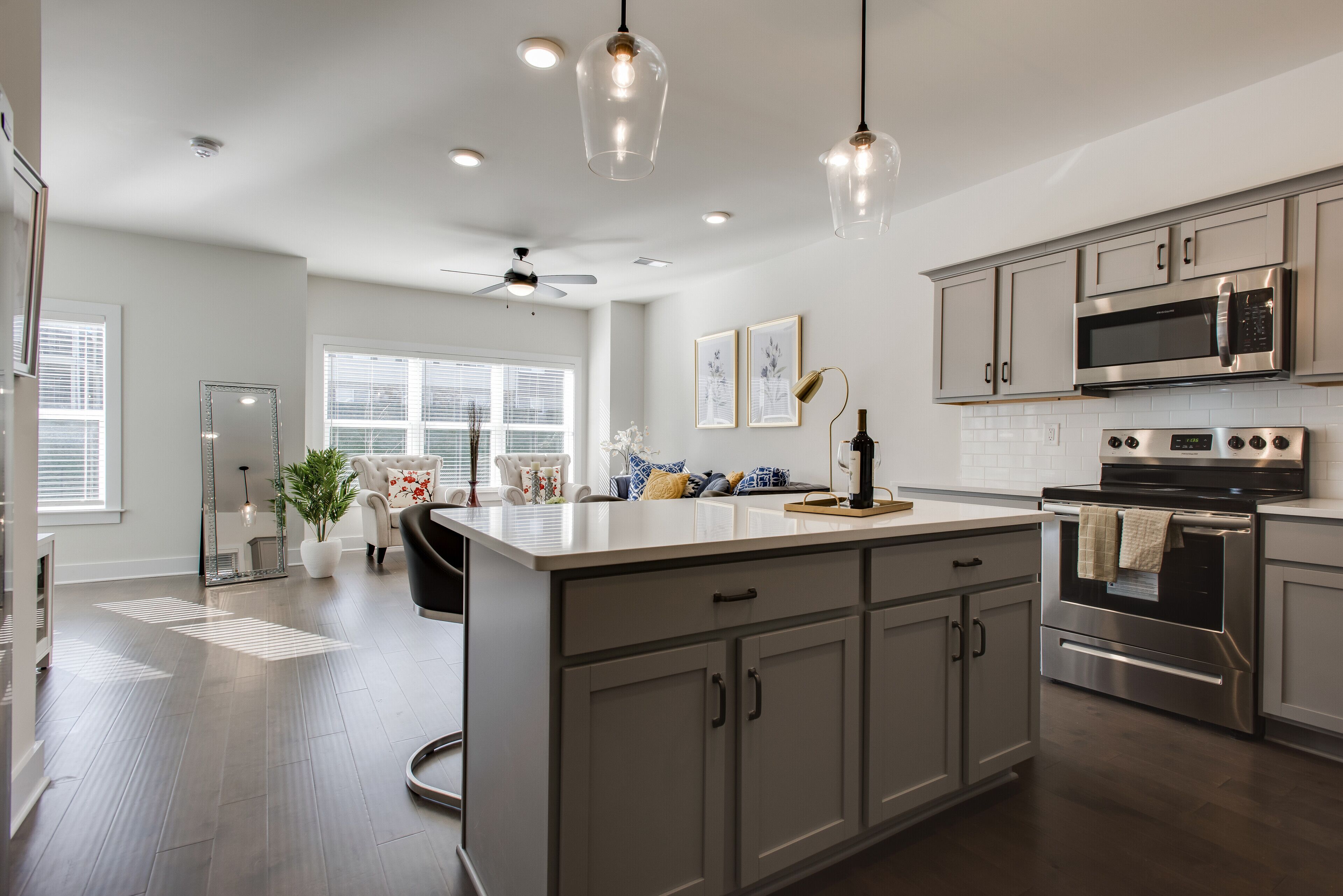 Kjøleskap, mikrobølgeovn, ovn og kokeplater