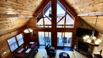 Una Smart TV, una chimenea, un reproductor de DVD